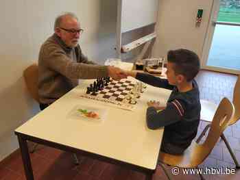 Schaakmeester Ton leert leerlingen van De Beerring schaken - Het Belang van Limburg