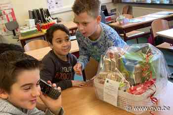 Leerling De Vinkjes belt winnaar wedstrijd van Dorpsdag op - Gazet van Antwerpen