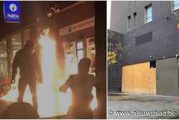 Bijna jaar na brandstichting tijdens rellen is wijkcommissariaat nog steeds gesloten: “Het is wachten op de verzekering”