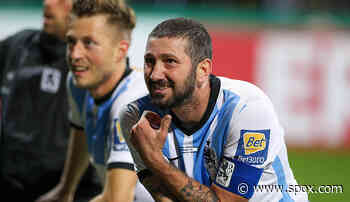 Sascha Mölders klebt Schalke-Schriftzug auf Pokaltrikot ab - Rot-Weiss Essen reagiert - SPOX