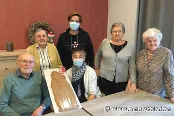 Moeder en dochter bakken speculaas voor De Pompoenerie