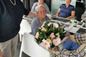 Femma fietsclub zet Lisette in de bloemen - Het Belang van Limburg