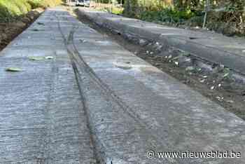 Bandensporen in verse beton: fietser en wandelaars verknoeien pas aangelegde straat