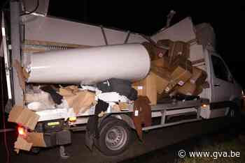 E34 bezaaid met kledij na ongeval (Stekene) - Gazet van Antwerpen