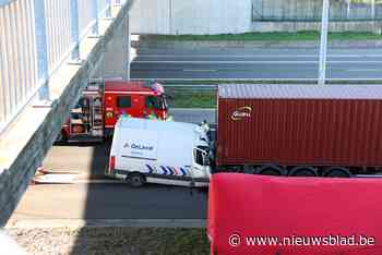 Bestelwagen rijdt in op vrachtwagen in file op E19: bestuurder overleden