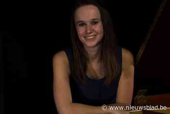 Zoë geeft piano-optreden op kerkhof om grootouders te herdenken