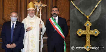 Michele Affidato realizza la croce pettorale per mons. Nostro. L'opera è stata consegnata dal Sindaco Giovanni Macri - InfoOggi