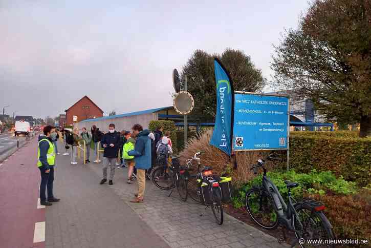 Fietsersbond deelt fietslichten uit