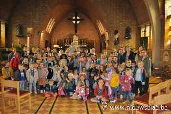 Pastoor Renato zegent boekentassen van leerlingen Ulbeek (Wellen) - Het Nieuwsblad