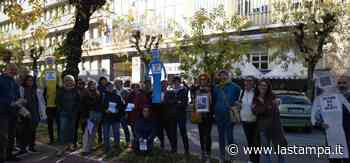 A Cuneo flash mob dei sanitari sospesi dal lavoro perché non vaccinati - La Stampa