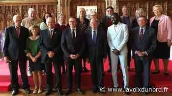 La médaille de la reconnaissance de la ville d'Arras remise à dix citoyens engagés dans le bénévolat - La Voix du Nord