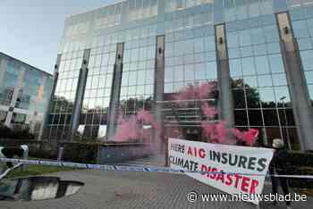 Klimaatactivisten lozen 1.000 liter zwarte nepolie voor kantoor van verzekeraar in Elsene