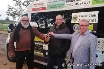 Ondernemers schenken minibusje aan begeleidingshuis voor jongeren