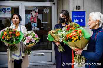 Verzorgsters van kinderopvang Merlijn krijgen bloemen op laatste dag: “Het waren slopende weken”