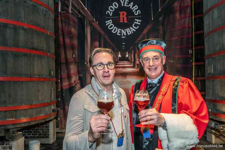 Sterrenchef Viki Geunes en schepen Nathalie Muylle door Belgische brouwers geridderd