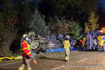 Vrachtwagen belandt in de gracht bij ongeval