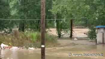 L'acqua del Bormida alle porte di Acqui Terme invade campi, strade e allaga un capannone - La Stampa