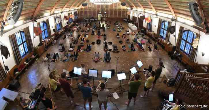 LaBrassBanda gibt Yoga-Konzert im Münchener Hofbräuhaus