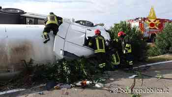 Cisterna carica di gpl si ribalta tra Brindisi e Bari: delicatissimo intervento dei vigili del fuoco estrae a… - La Repubblica
