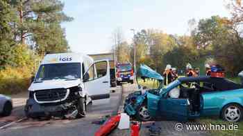Transporter fährt in Gegenverkehr: Zwei Verletzte bei Unfall in Heimboldshausen - HNA.de