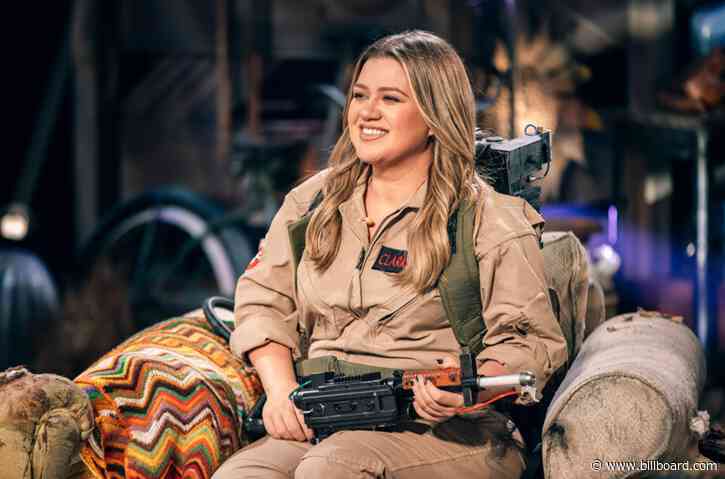 Kelly Clarkson Ain’t Afraid of No Covers: Watch Her Sing ‘Ghostbusters’ for Halloween Episode
