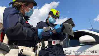 Mostra una patente falsa, scoperto grazie al Green pass - Il Tirreno