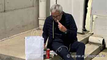 Serie A: José Mourinho muss auf der Treppe vor dem Stadion essen - Zugang zur Kabine verwährt - Eurosport DE