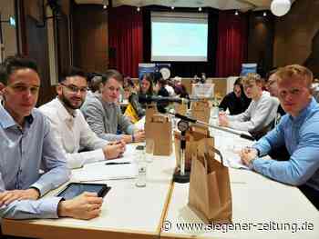 Fallstricke und Fußangeln: Azubi- und Schülerforum probt die europäische Demokratie - Siegener Zeitung