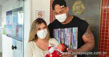 Lorena Improta e Leo Santana posam com Liz ao deixarem hospital com filha. Fotos! - Purepeople.com.br