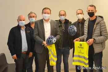 Kiwanis Quercus overhandigt fluohesjes en fietshelmen aan basisscholen - Het Belang van Limburg