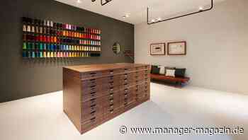 Kaschmir reparieren: Andrea Karg betreibt die Klinik für Kuschelpullis