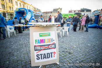 Riesa: Eltern-Protest am Riesaer Rathausplatz - Sächsische.de