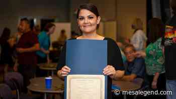 First cohort of students in peer support social work program finish their training - Mesa Legend