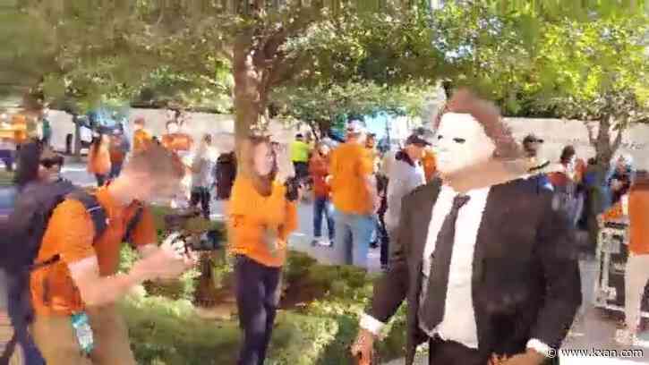 Texas Longhorns lineman Keondre Coburn brings Halloween to Baylor