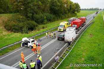 Meerdere auto's botsen achterop vrachtwagen op de Eemshavenweg bij Sint Annen: weg afgesloten (update) - Noorderkrant
