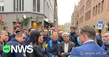 Spontane staking gevangenis Antwerpen: cipiers trekken naar burgemeester Bart De Wever in het stadhuis - VRT NWS