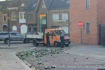 Weg in Munsterbilzen bezaaid met lege flessen (Bilzen) - Het Nieuwsblad