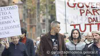 Modena. Il corteo “no-pass” vira a destra al grido di «I vaccini uccidono» - La Gazzetta di Modena