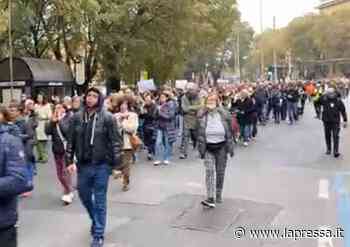 Modena, in centinaia al corteo pacifico contro il Green Pass - La Pressa