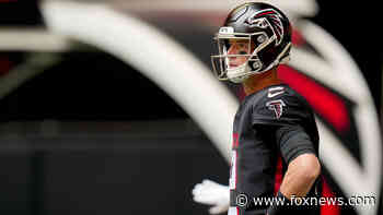 Matt Ryan's hand bleeds profusely during Falcons-Panthers game