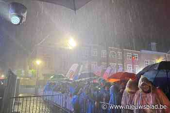 Huldiging Wout van Aert: “Zingen in de gietende regen”