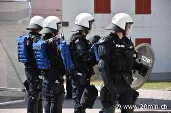 Nach Match FCSG – YB – Polizei mit Steinen und Pyros angegriffen - 20 Minuten