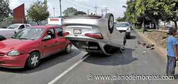 Termina volcando por ver su celular en Cuernavaca - Diario de Morelos