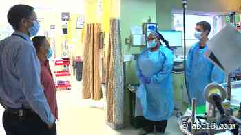 Coronavirus: COVID survivor returns to hospital to apologize for being unvaccinated - KTRK-TV
