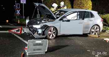 Lohmar: Auto fährt gegen Laternenmast und Stromverteilerkasten und reißt beide um - ga.de
