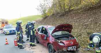 Schwerer Unfall im Kreis Bamberg: Auto schleudert gegen Böschung - drei Verletzte
