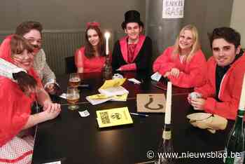 Ook griezelfiguren verpozen graag bij een biertje