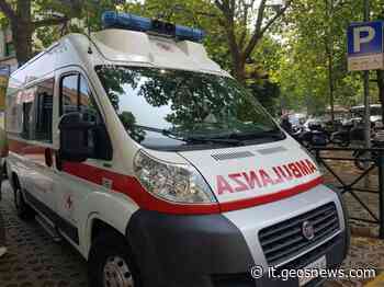 Orbassano, auto sfonda la recinzione di un campo da calcio e investe due pedoni - GeosNews