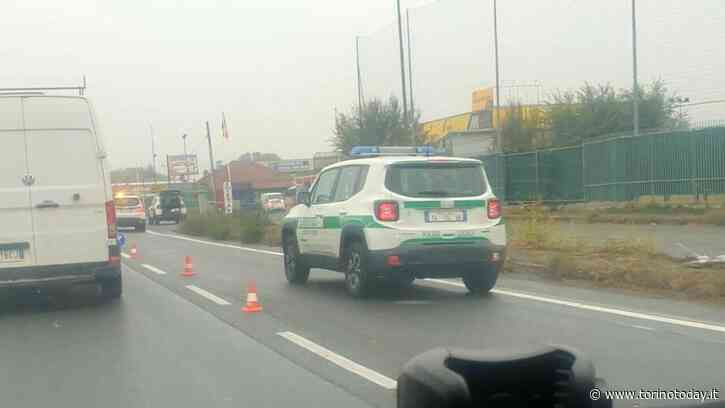 Orbassano, terribile incidente: auto finisce fuori strada e investe due pedoni - TorinoToday