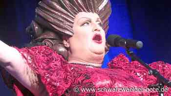 Lachen und Lernen in Nagold: Fräulein Wommy Wonder unterhält in der Seminarturnhalle